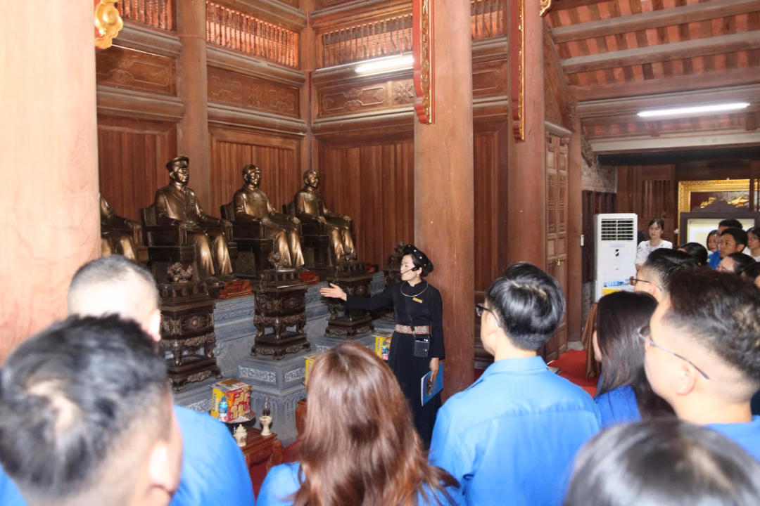 Trung ương tổ chức lễ thắp nến tri ân anh hùng liệt sĩ tại Tuyên Quang Anh Nguyễn Nhất Linh - Bí thư Đoàn Thanh niên Mặt trận Tổ quốc, các đoàn thể Trung ương dẫn đầu đoàn công tác đã tới thăm và dâng hương tại Khu di tích Đình Tân Trào, làng văn hóa Tân Lập và cây đa Tân Trào; Đền thờ Chủ tịch Hồ Chí Minh và các vị tiền bối cách mạng...