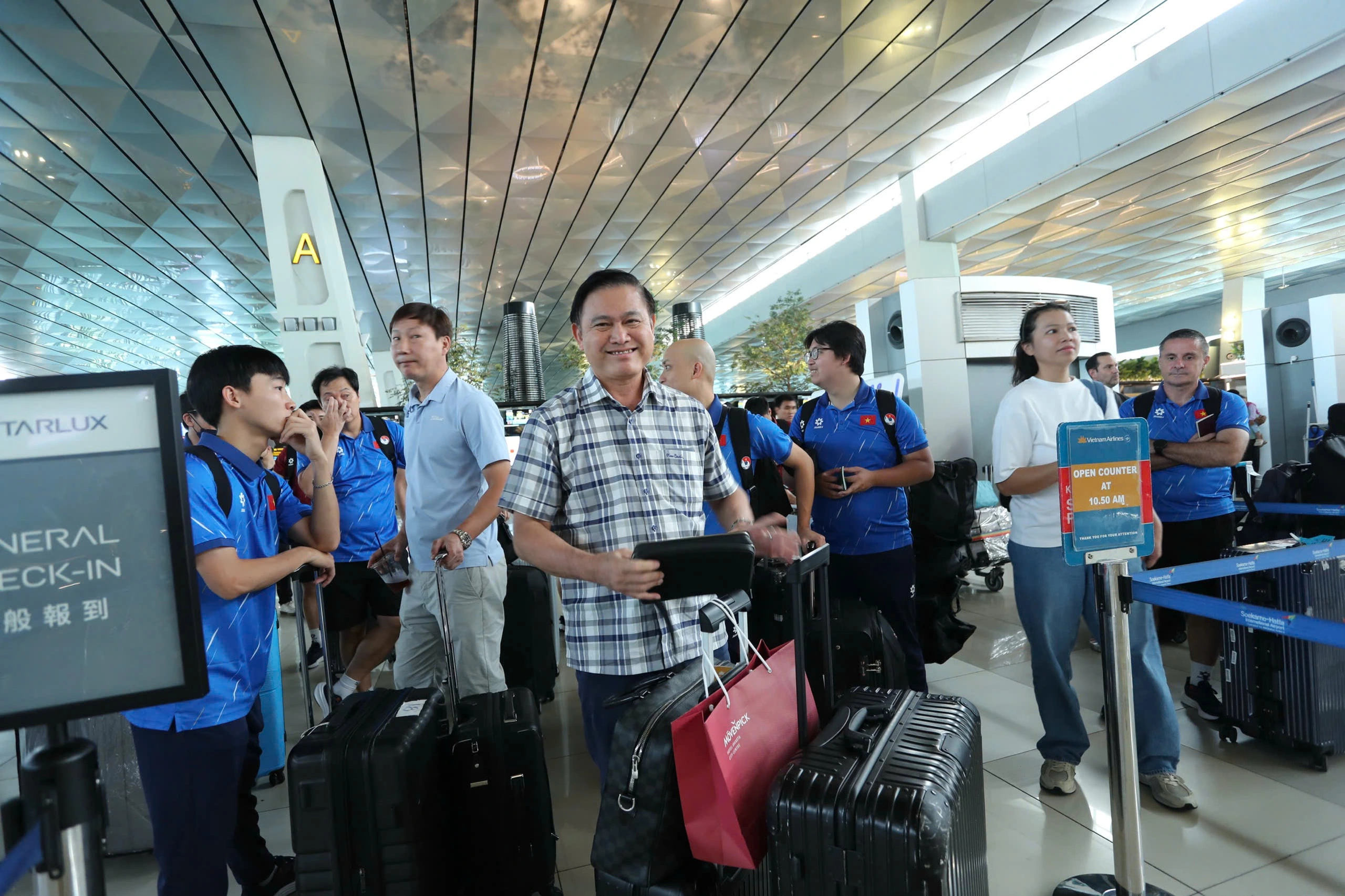 U.23 Việt Nam về nước sau chức vô địch giải Đông Nam Á Trưởng đoàn Trần Anh Tú cũng tươi rói