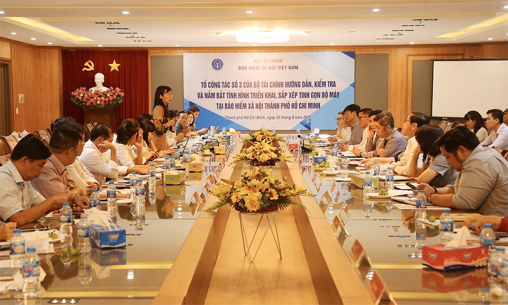 Theo ông Lò Quân Hiệp mặc dù còn nhiều khó khăn, nhưng 6 tháng đầu năm 2025, BHXH TP.Hồ Chí Minh đã hoàn thành nhiều nhiệm vụ được giao. Cụ thể, tổng số người tham gia BHXH, BHYT đến hết tháng 6/2025 là 11.553.392 người, tăng 0,72% (84.859 người) so với tháng trước và giảm 0,33% (37.098 người) so với ngày 31/12/2024.