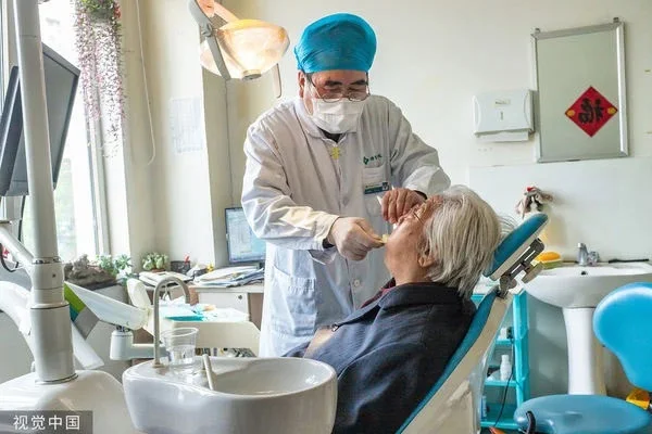 Cấy ghép implant và nhổ răng đồng loạt, một người đàn ông 77 tuổi tử vong