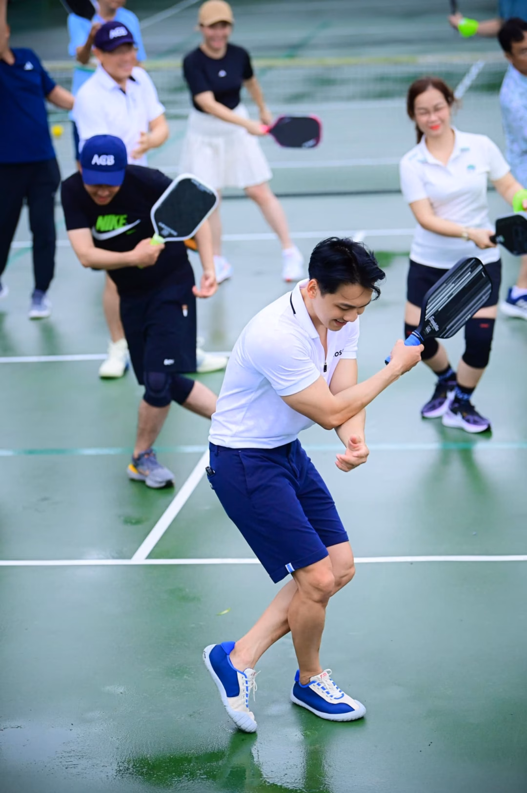 Chủ tịch ACB Trần Hùng Huy: Thể thao giúp tôi giảm căng thẳng, minh mẫn và khỏe mạnh Visual chủ tịch sáng bừng trên sân pickleball