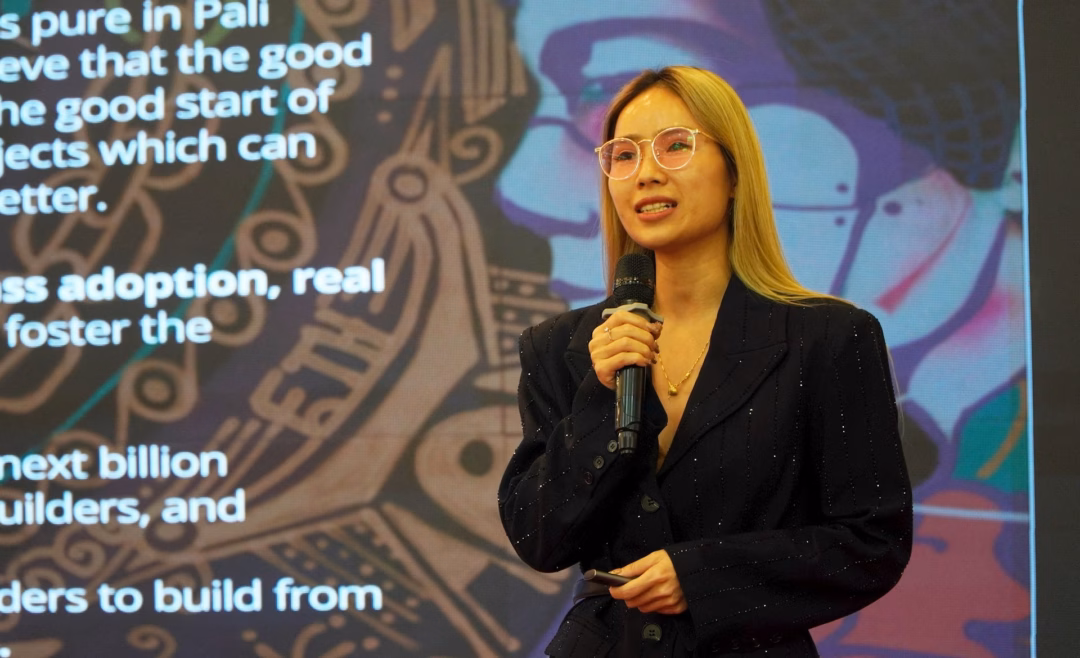 Đà Nẵng định hình tương lai đổi mới sáng tạo với SURF2025 Bà Quinn Giang, Nhà sáng lập SUCI Blockchain Hub chia sẻ về mô hình của Web3. Ảnh: PHAN VINH