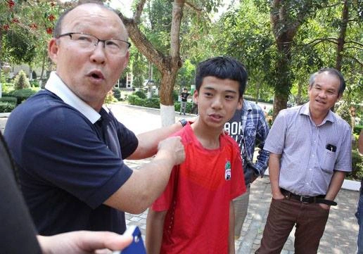 Siêu nhân bóng đá Trần Gia Huy: Từ cậu bé ốm yếu đến ngôi sao tiềm năng Trần Gia Huy trong một lần gặp HLV Park Hang-seo và bầu Đức