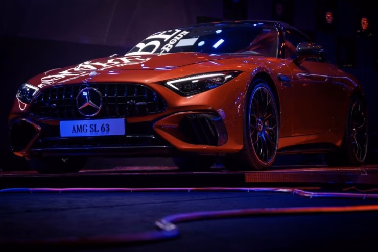 Thị trường ô tô Việt Nam sôi động với loạt xe sang ra mắt Mercedes-AMG SL 63 S E Performance cạnh tranh với các dòng siêu xe như Ferrari 296 GTS, Porsche 911 Turbo hay Bentley Continental GT Convertible. Ảnh: XH