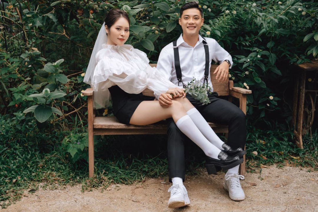 Tiền vệ xuất sắc của Thép xanh Nam Định sở hữu dàn sao đình đám, vợ xinh đẹp như hoa Trà My sinh năm 1997, đang sở hữu studio chuyên chụp ảnh, trang điểm và cho thuê áo cưới. Cô nàng sở hữu khuôn mặt xinh xắn cùng làn da trắng nõn nà. Ảnh: FBNV.