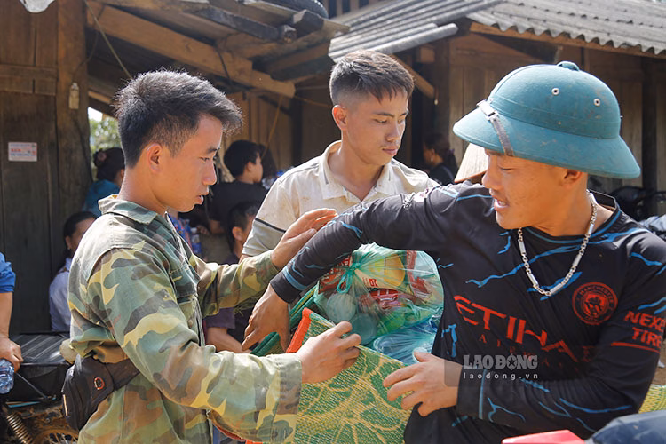 Trưởng bản Mùa A Thi (bên trái). Ảnh: Quang Đạt