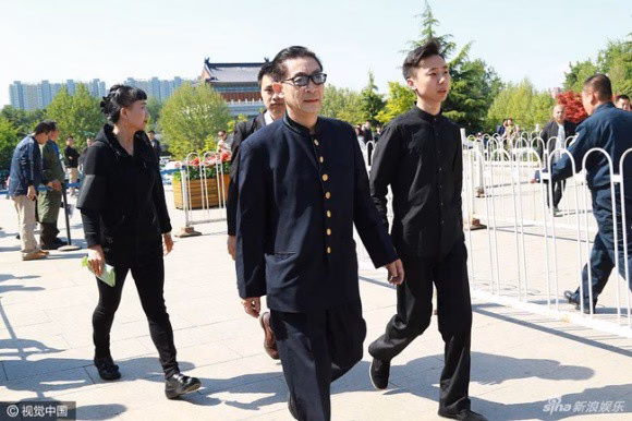 Dương Khiết qua đời, mối thù với diễn viên cũ vẫn chưa dứt Lục Tiểu Linh Đồng bày trò ở tang lễ Dương Khiết, khiến ông đến nay vẫn bị công chúng phê bình gay gắt.