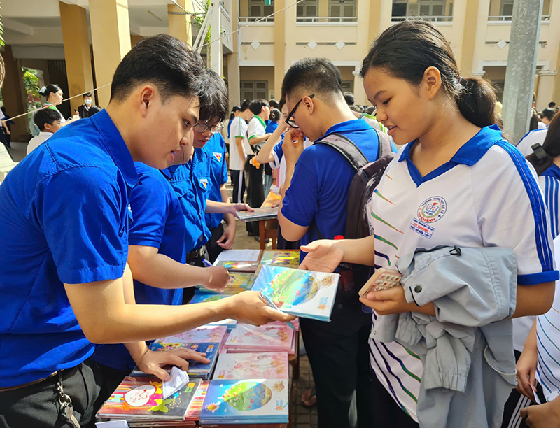 Học sinh nhận quà sau khi đổi rác thải.