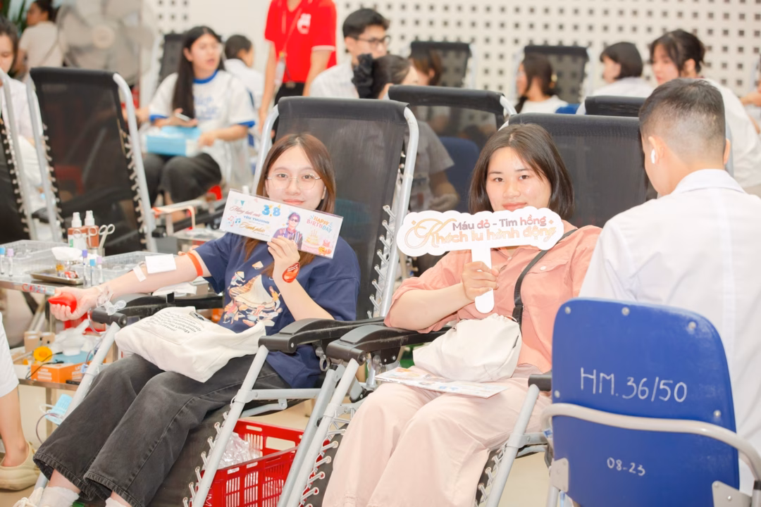Hoàng Cẩm Tú (áo xanh) mong muốn hiến máu đã lâu nhưng chưa có dịp. Lần này, cô nàng đã quyết tâm thực hiện và đã thành công.