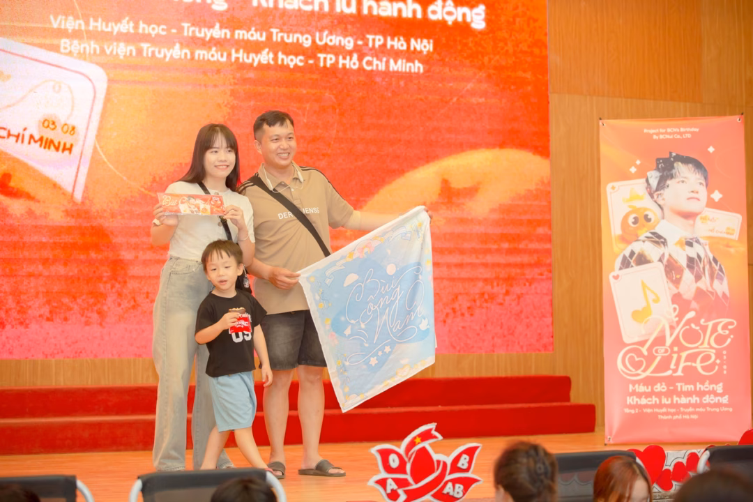 Gia đình anh Phạm Văn Cửu và chị Nguyễn Thị Nhung đều yêu mến nghệ sĩ Bùi Công Nam. Họ theo dõi con đường nghệ thuật của chàng ca nhạc sĩ đã lâu và ủng hộ những hoạt động của FC.