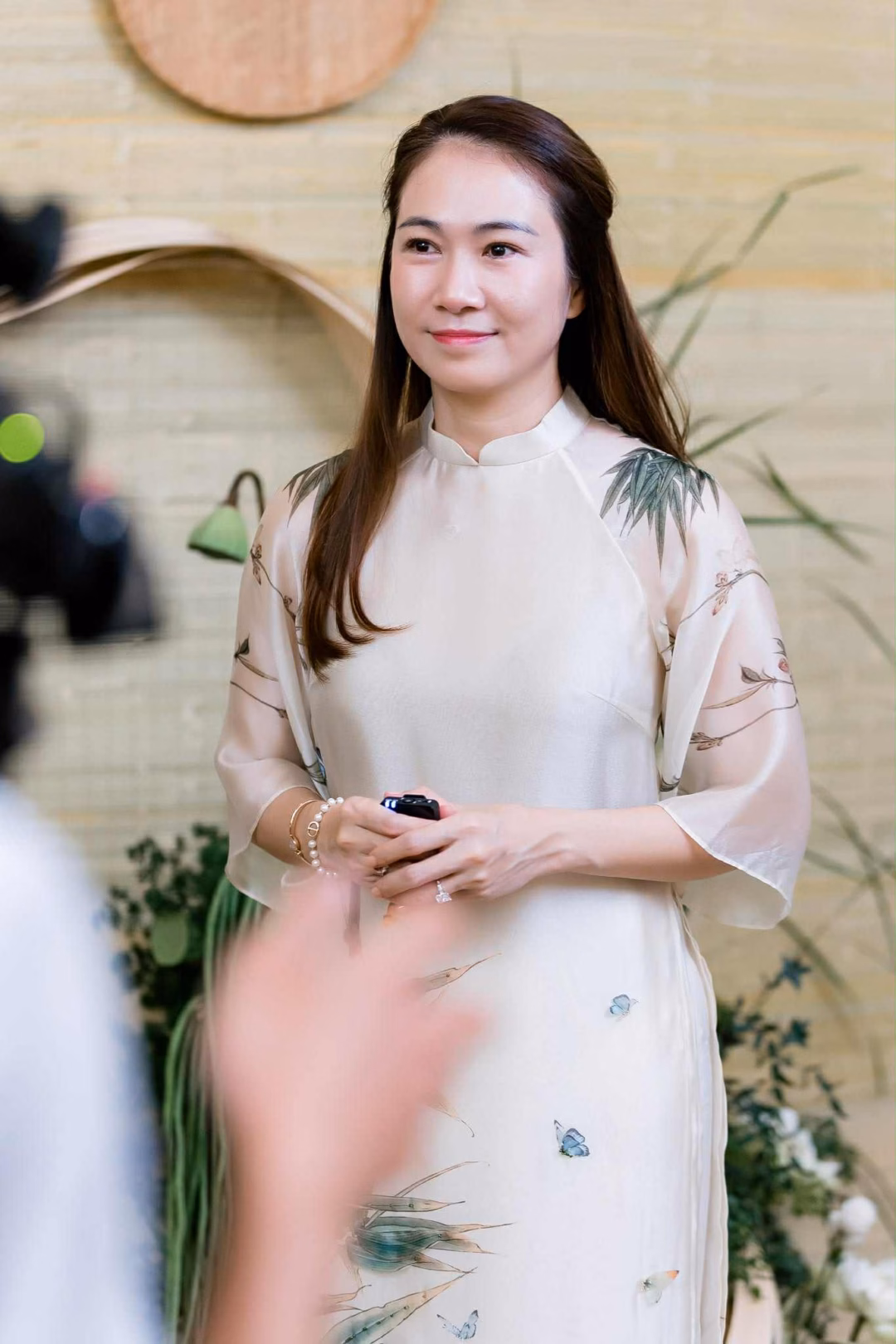 Với nam ca sĩ Kyo York, chính những điểm nhấn đậm nét truyền thống Việt Nam như hoa sen đã khiến anh yêu thích không gian này. Khi Nghệ Sĩ Suy Ngẫm Về Chữ "Lành"Trở thành chủ đề trung tâm của sự kiện, từ khóa "Lành" đã gợi lên trong mỗi nghệ sĩ những dòng suy tưởng sâu sắc và rất riêng.