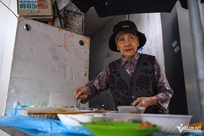 Qu&aacute;n cơm b&igrave;nh d&acirc;n của b&agrave; Hương tại H&agrave; Nội