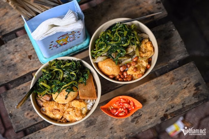 Suất cơm đầy đủ tại qu&aacute;n của b&agrave; Hương