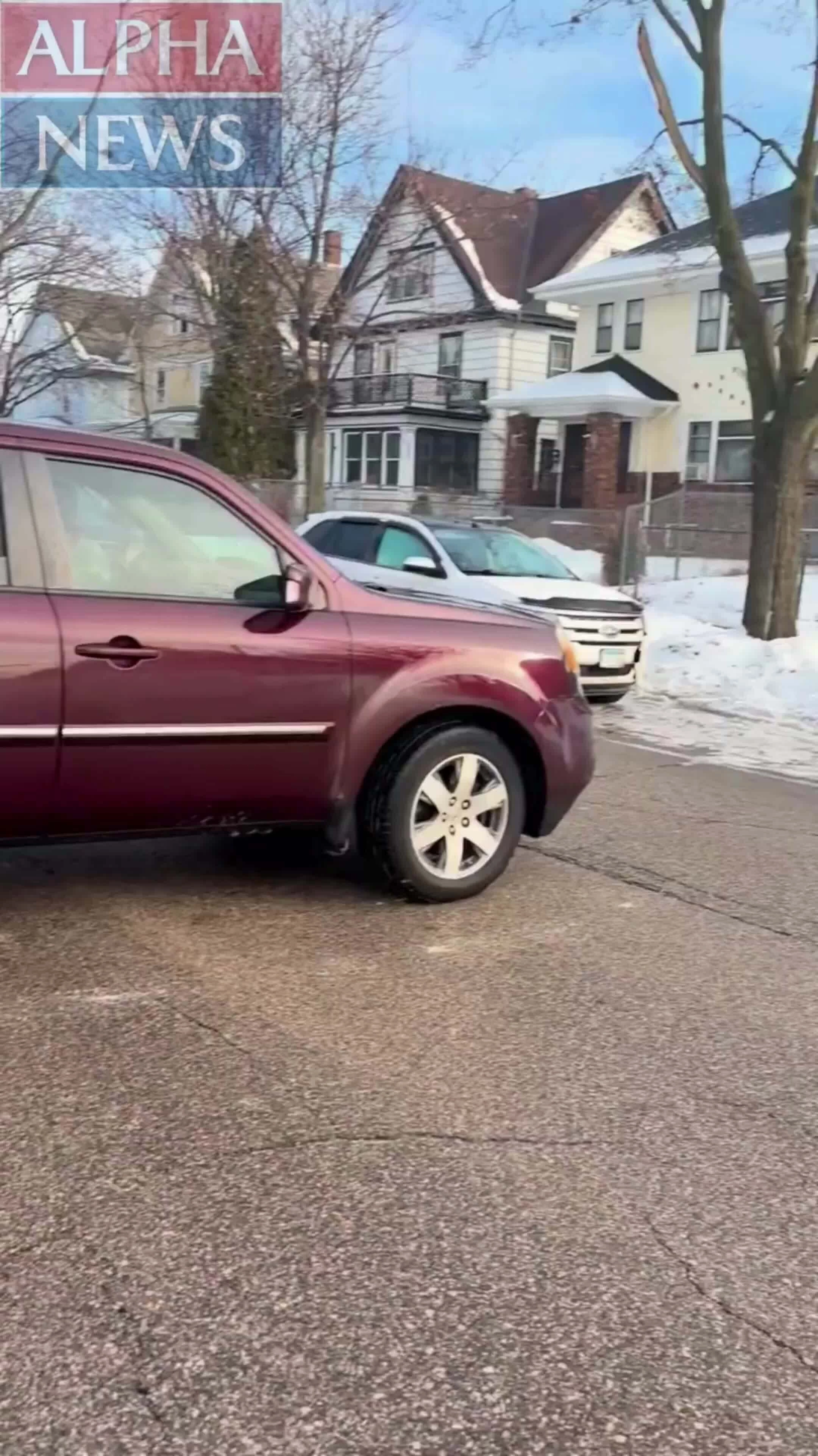 Video ghi lại cuộc chạm trán giữa ICE và Renee Good Đặc vụ ICE bắn chết tài xế Good tại Minneapolis