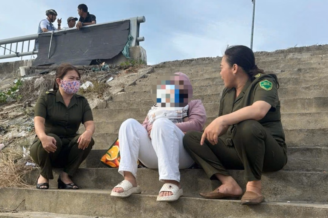 Công an giúp người phụ nữ định tự tử cùng con nhỏ được về với gia đình