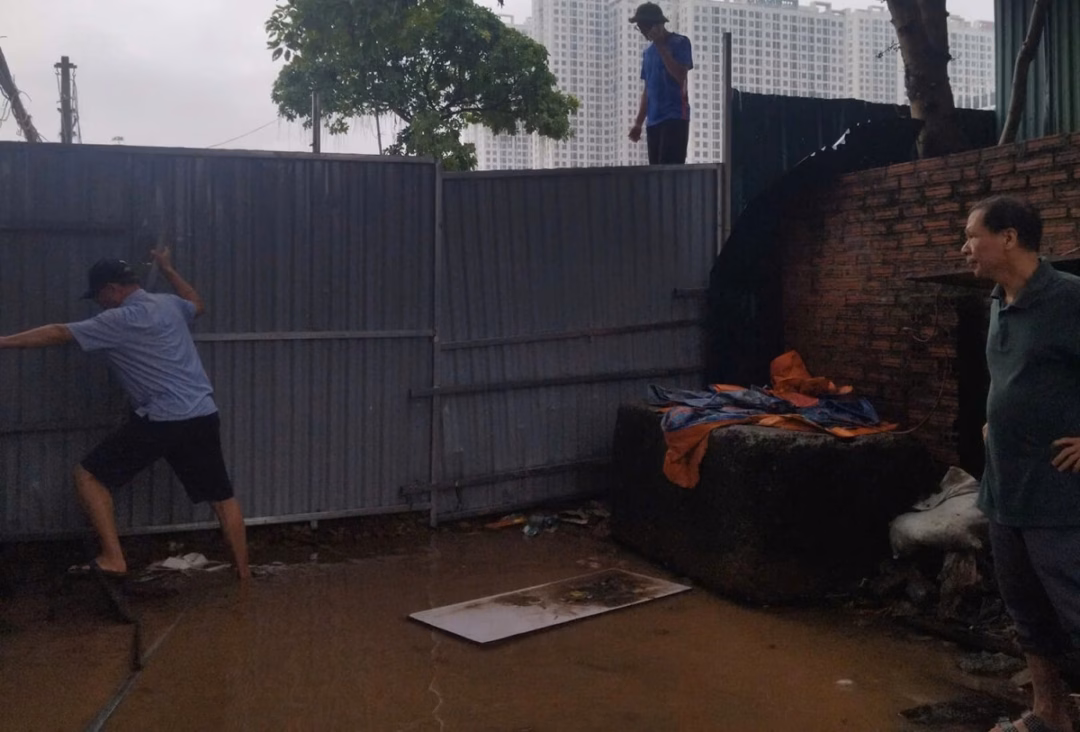 Hà Nội: Cấm lối vào nghĩa trang, dân phải thuê đất san lấp để làm lối đi