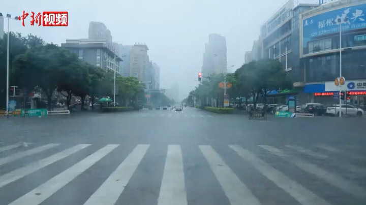 Lực lượng cứu hộ Trung Quốc được triển khai ở vùng lũ tại thành phố Phúc Châu. Ảnh: China News
