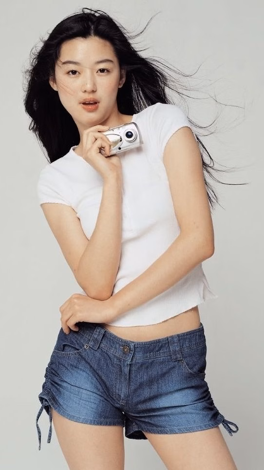 Angelababy và Jeon Ji Hyun ‘nổ’ visual với phong cách Y2K ‘đỉnh nóc, kịch trần, bay phấp phới’ Làn da rám nắng cùng cơ bụng phẳng lì, kết hợp với biểu cảm sexy của Jeon Ji Hyun đã trở thành giai thoại Y2K trong làng giải trí xứ Hàn.