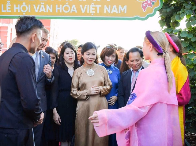 Áo dài 12 mùa hoa mang hình ảnh Hà Nội đến Nga