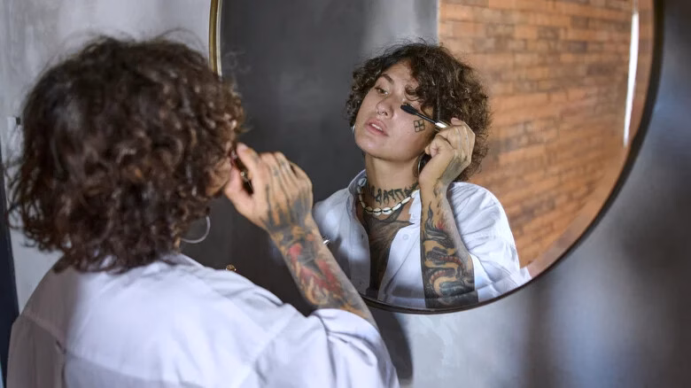 Cách tháo mascara chống nước hiệu quả mà không làm hại lông mi