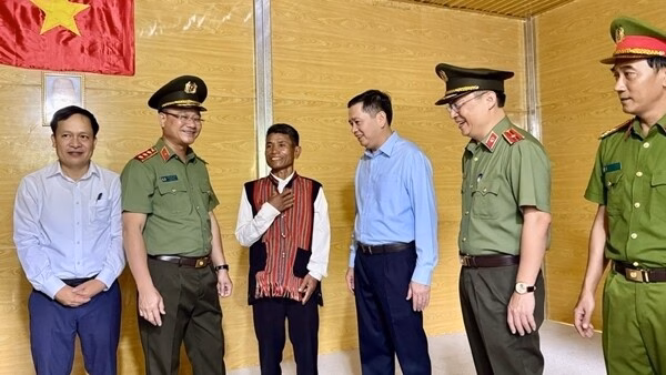 Công an làm 1.143 căn nhà cho hộ nghèo vùng biên Quảng Trị