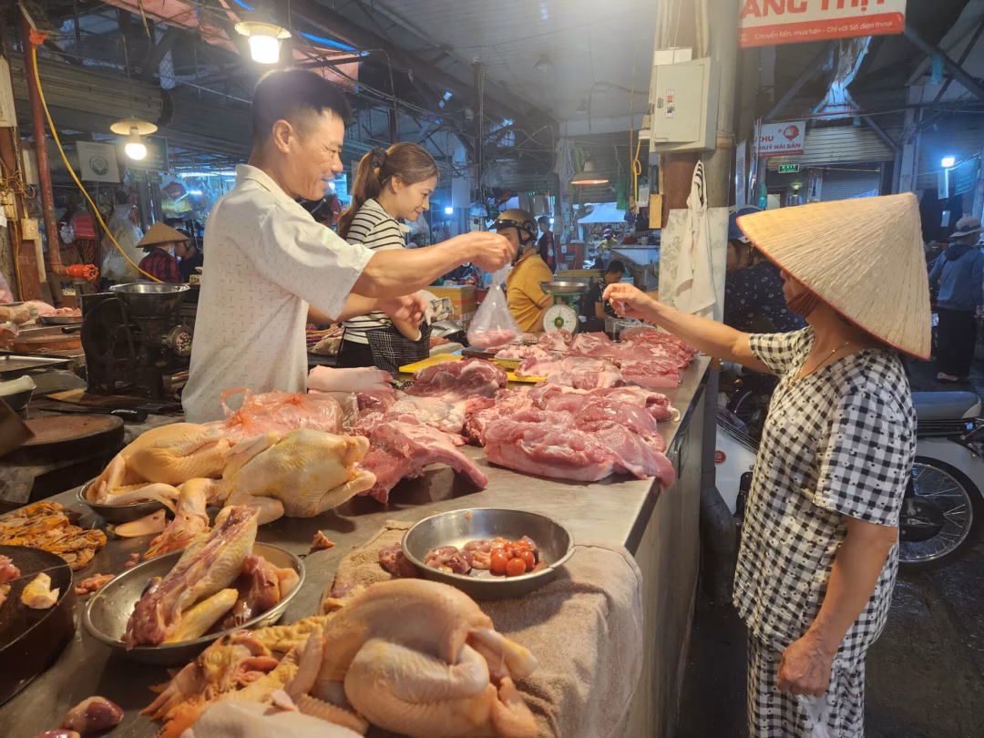 Đề xuất tăng lương tối thiểu 7,2% từ 1/1/2026: Người lao động mong đợi, nhưng giá cả sẽ ra sao?