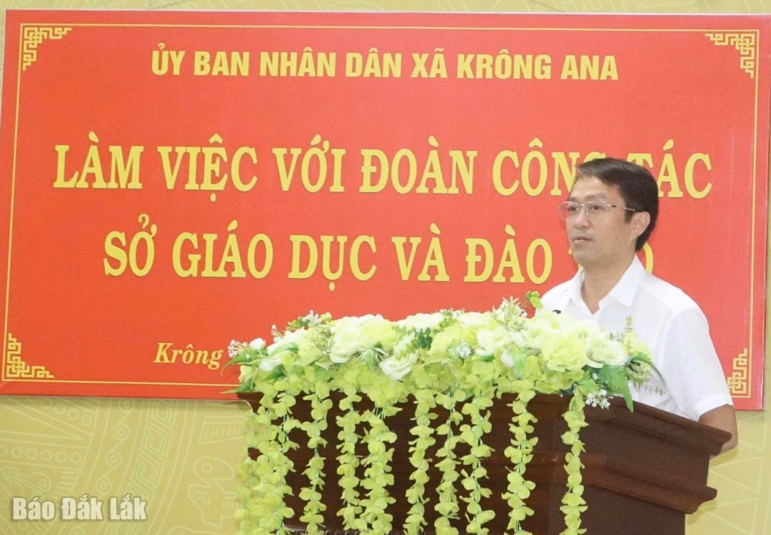 Bí thư Đảng ủy, Chủ tịch HĐND xã Krông Ana Nguyễn Minh Chí phát biểu tại buổi làm việc.