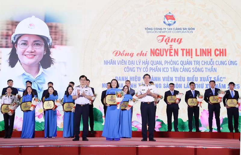 Hải quân nhân dân Việt Nam: Nâng cao năng lực bảo vệ biển đảo Ngày gia đình Tân cảng Sài Gòn lần thứ 16