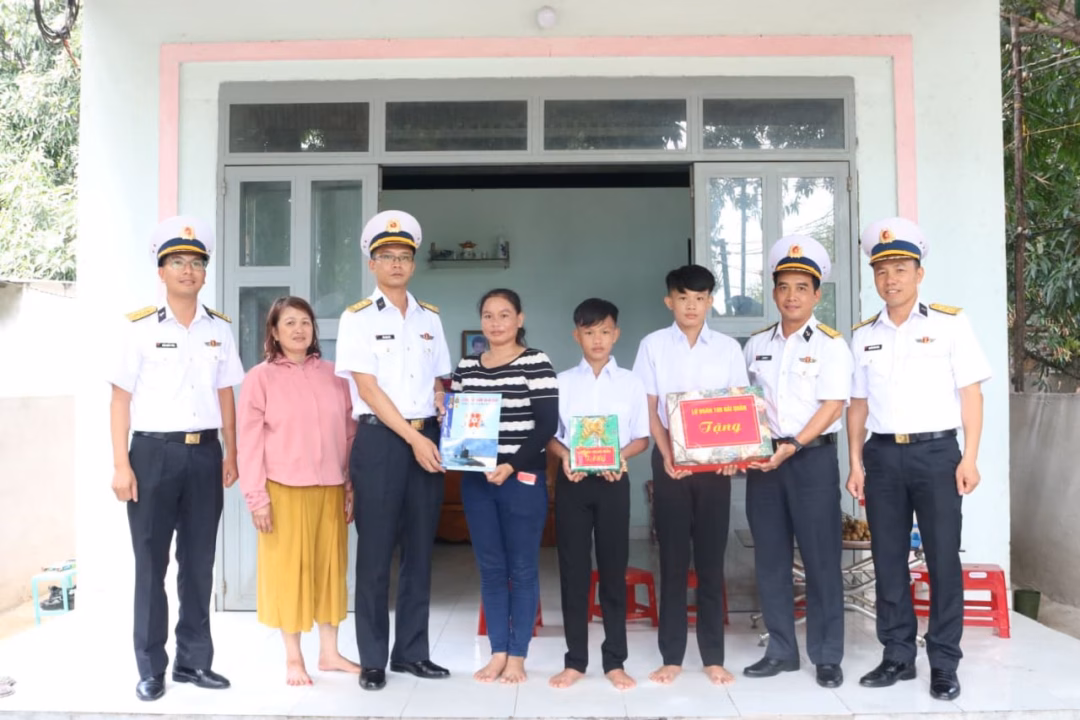 Hải quân tặng quà ngư dân vươn khơi bám biển ở Lâm Đồng Lữ đoàn 189: Thăm, tặng quà con ngư dân được nhận đỡ đầu