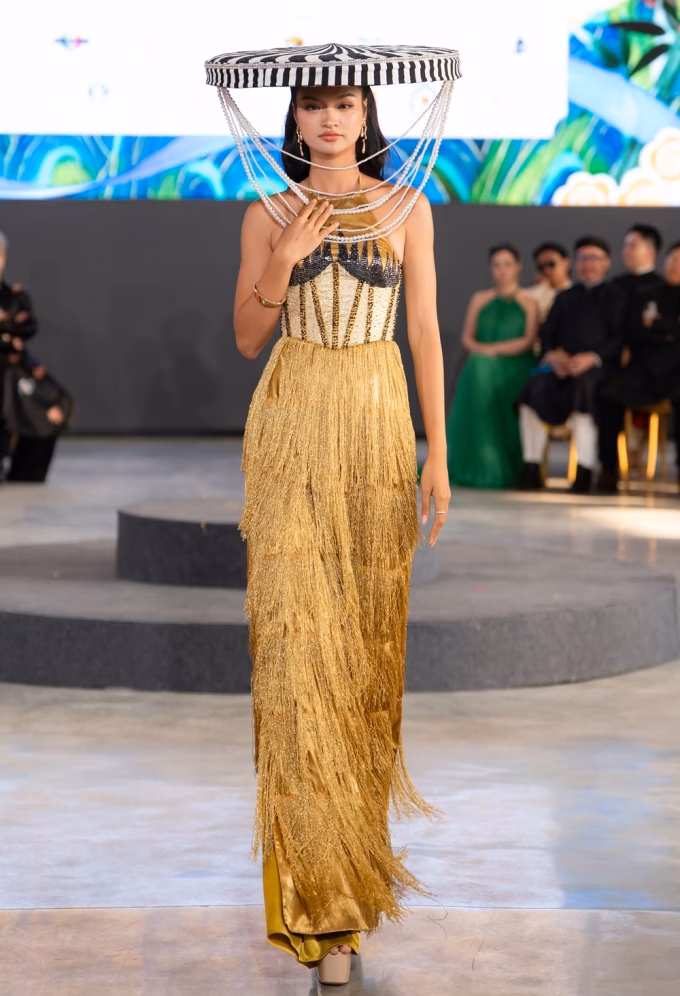 Hoa hậu và các người đẹp tôn vinh áo dài tại lễ hội di sản Hoa hậu, á hậu catwalk với áo dài tại Lễ hội di sản áo dài - 12