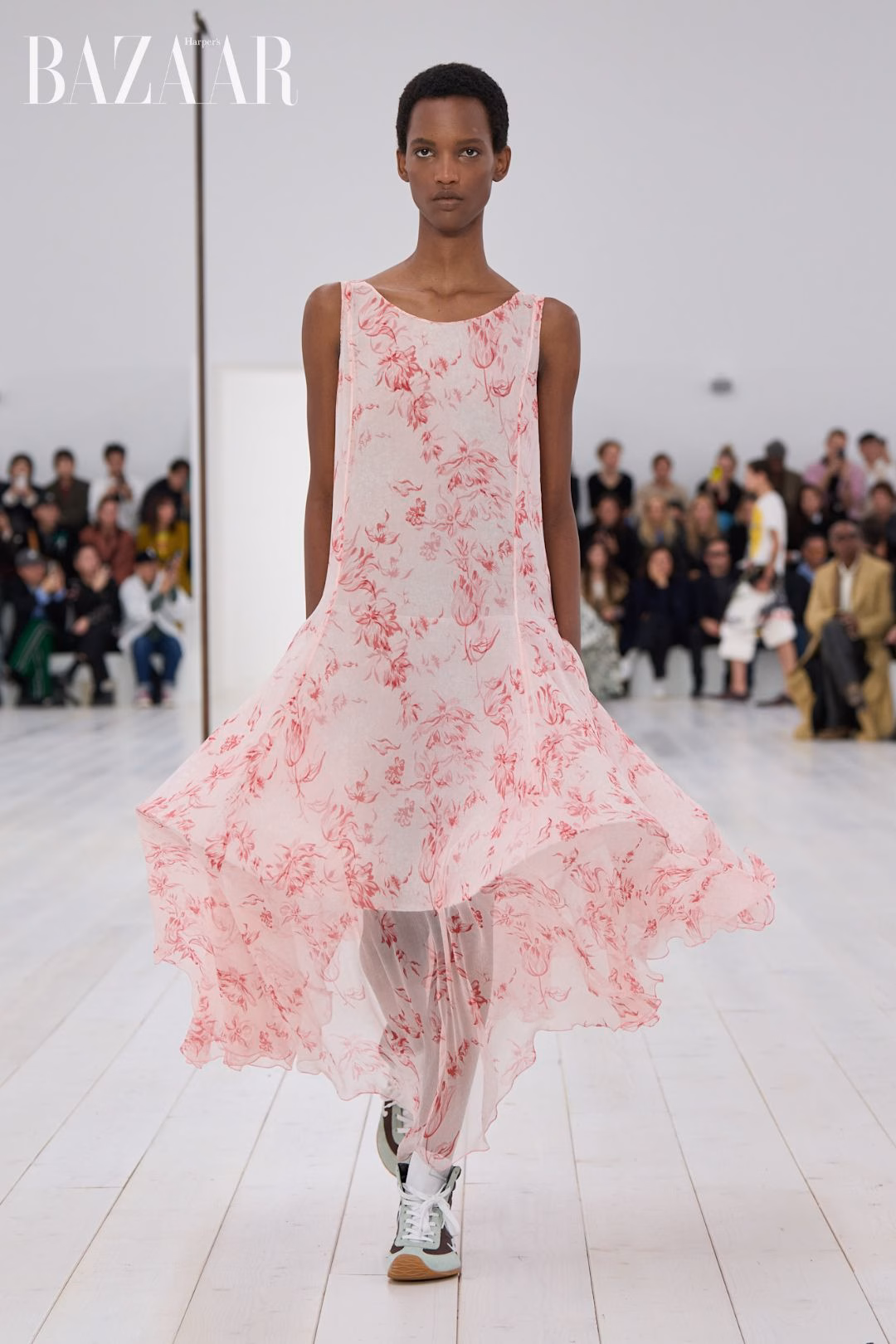 Jisoo BLACKPINK diện váy Dior khác biệt qua hai đời giám đốc sáng tạo BST LOEWE ready-to-wear Xuân Hè 2025. Ảnh: ImaxTree