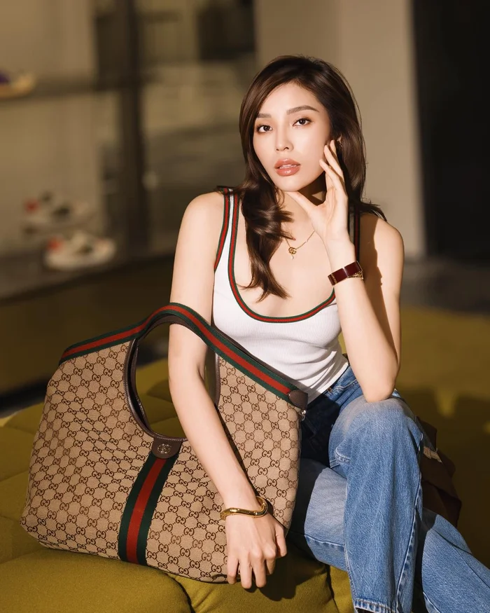 Kỳ Duyên học hỏi Hồ Ngọc Hà, hé mở tham vọng với thời trang cao cấp Giá của dòng túi mà Hồ Ngọc Hà và Hoa hậu Kỳ Duyên lăng xê rơi vào khoảng 59 triệu đồng.