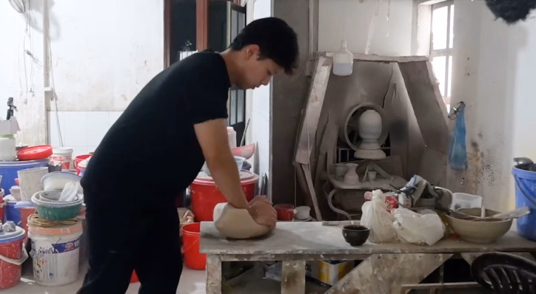 Làng Gốm Bát Tràng ‘phủ sóng’ mạng xã hội Anh Nguyễn Minh Quang đang thực hiện nhào đất. Đây là một công đoạn quan trọng trong quy trình sản xuất các sản phẩm gốm. Ảnh: Thành Nhân