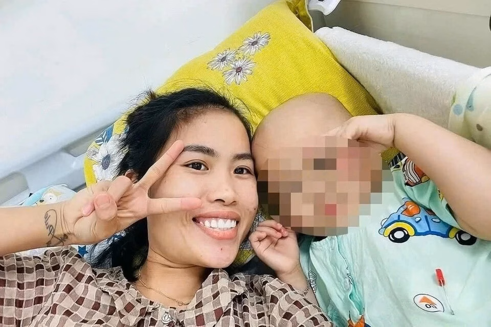 Mẹ bé Bắp minh oan nhưng vẫn bị “bomb hàng”, bán cà phê dạo để kiếm sống