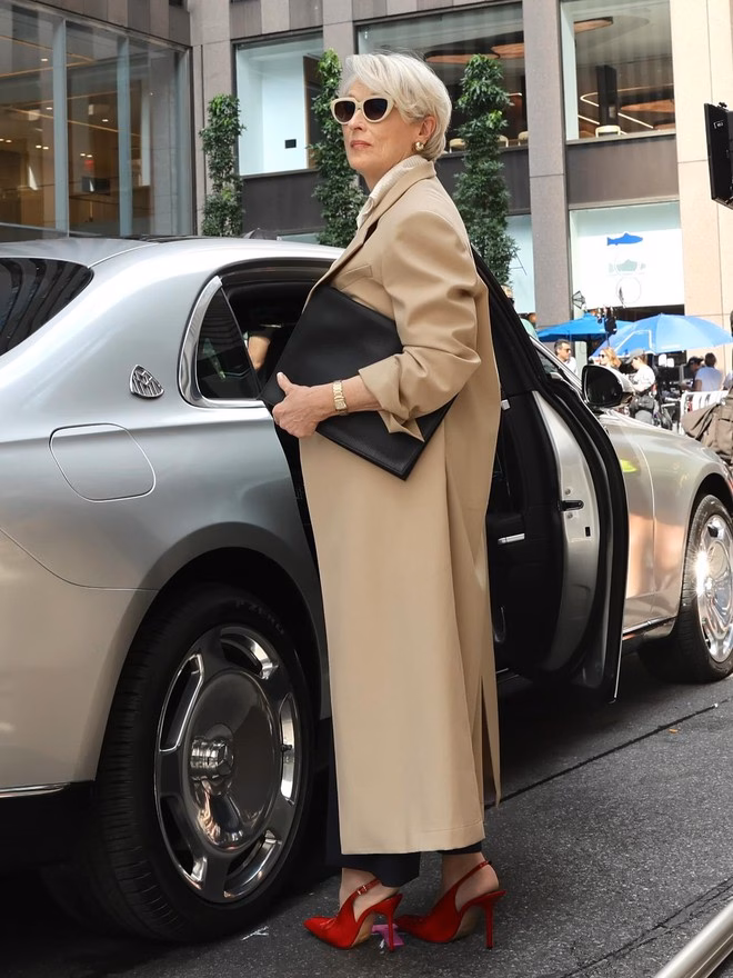 Meryl Streep gây sốt với vai diễn trong The Devil Wears Prada 2, diện áo sơ mi local brand Việt Nam Trong hình ảnh hậu trường mới nhất, minh tinh Meryl Streep khiến công chúng phát cuồng với ngoài hình và thần thái đẳng cấp ở tuổi 76. Điểm nhấn của outfit này là đôi giày cao gót đỏ đã trở thành biểu tượng của "The Devil Wears Prada".
