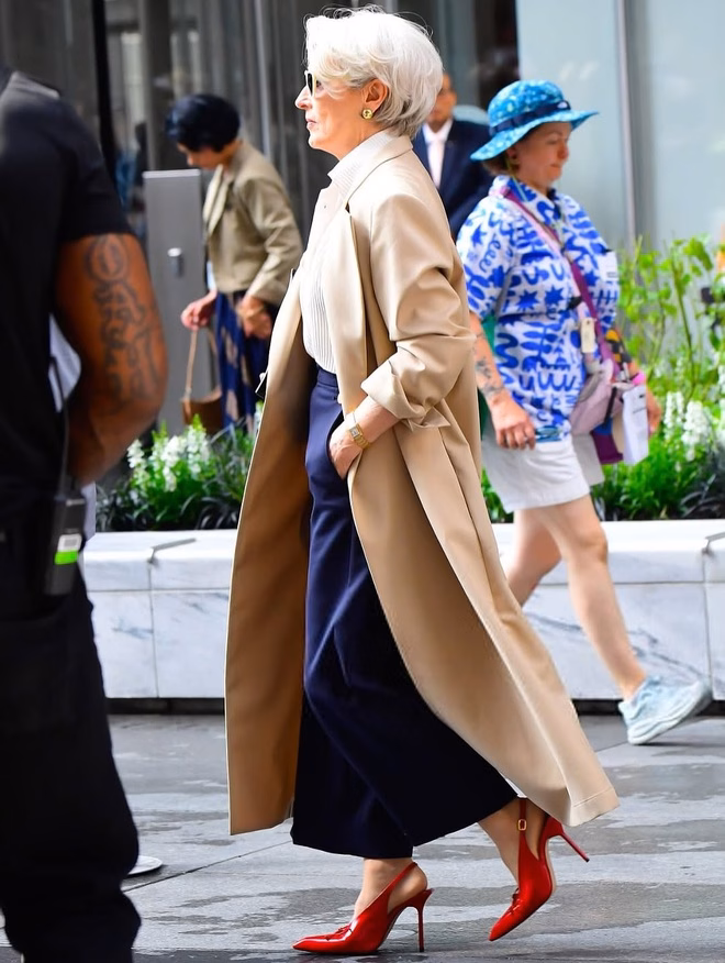Meryl Streep gây sốt với vai diễn trong The Devil Wears Prada 2, diện áo sơ mi local brand Việt Nam Trong hình ảnh hậu trường mới nhất, minh tinh Meryl Streep khiến công chúng phát cuồng với ngoài hình và thần thái đẳng cấp ở tuổi 76. Điểm nhấn của outfit này là đôi giày cao gót đỏ đã trở thành biểu tượng của "The Devil Wears Prada".