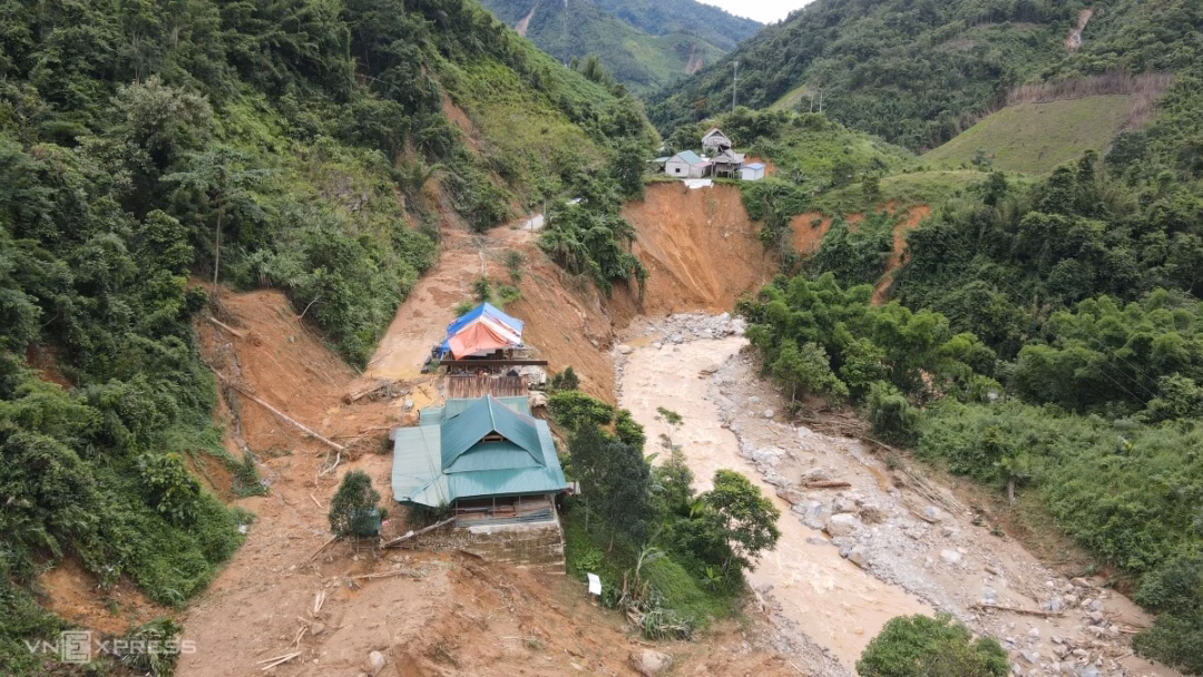Mưa lớn gây lũ quét ở Nghệ An, nhiều nhà dân bị sập vùi dưới bùn đất