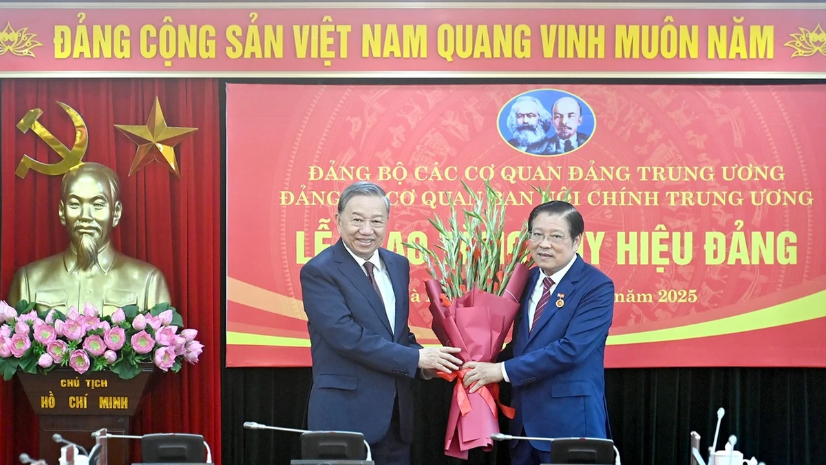 [Ảnh] Tổng Bí thư Tô Lâm trao Huy hiệu 45 năm tuổi đảng tặng đồng chí Phan Đình Trạc