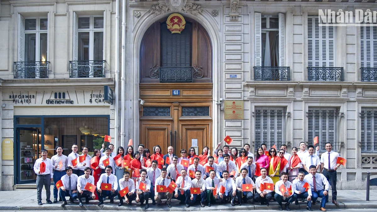 [Ảnh] Cờ đỏ sao vàng tung bay trên đất Pháp nhân dịp Quốc khánh 2/9