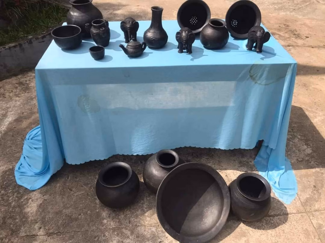 Lớp khói trấu bám vào bề mặt gốm tạo nên sắc đen bóng đặc trưng – đây là điểm khác biệt nổi bật của gốm M’nông Rlăm so với nhiều dòng gốm khác. Ảnh: Tiêu Dao