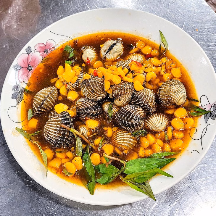 Người chef Võ Thành Vương tiết lộ loạt địa chỉ ẩm thực yêu thích tại Sài Gòn Quán Ốc Oanh nổi bật ở quận 4 - Ảnh: Michelin Guide