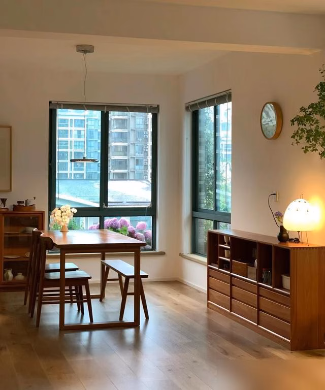 Người phụ nữ 50 tuổi sống tối giản: Ngôi nhà không sofa, TV, chỉ có vài chậu cây xanh và 1 chiếc bàn gỗ