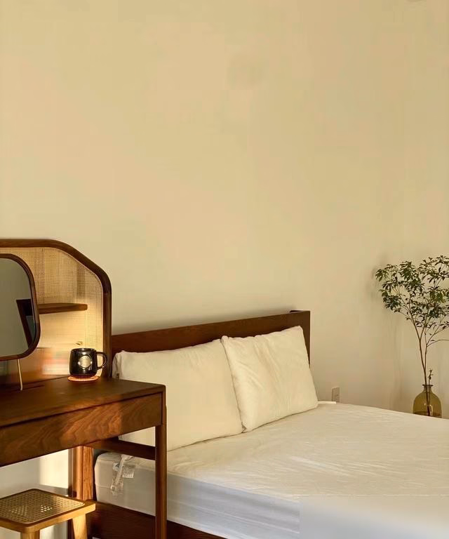 Người phụ nữ 50 tuổi sống tối giản: Ngôi nhà không sofa, TV, chỉ có vài chậu cây xanh và 1 chiếc bàn gỗ