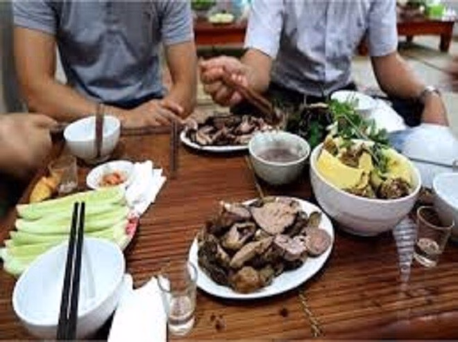 Người Việt ăn uống có nguy cơ nhiễm giun sán cao do thói quen ăn tái, sống