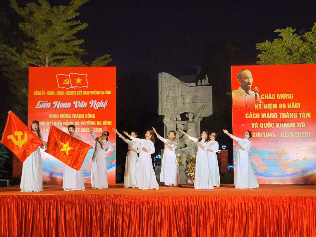 Phường Ba Đình tổ chức liên hoan văn nghệ mừng Đại hội Đảng bộ thành công Tiết mục tốp ca nữ "Đảng đã cho ta một mùa xuân" tại liên hoan văn nghệ. Ảnh: MH