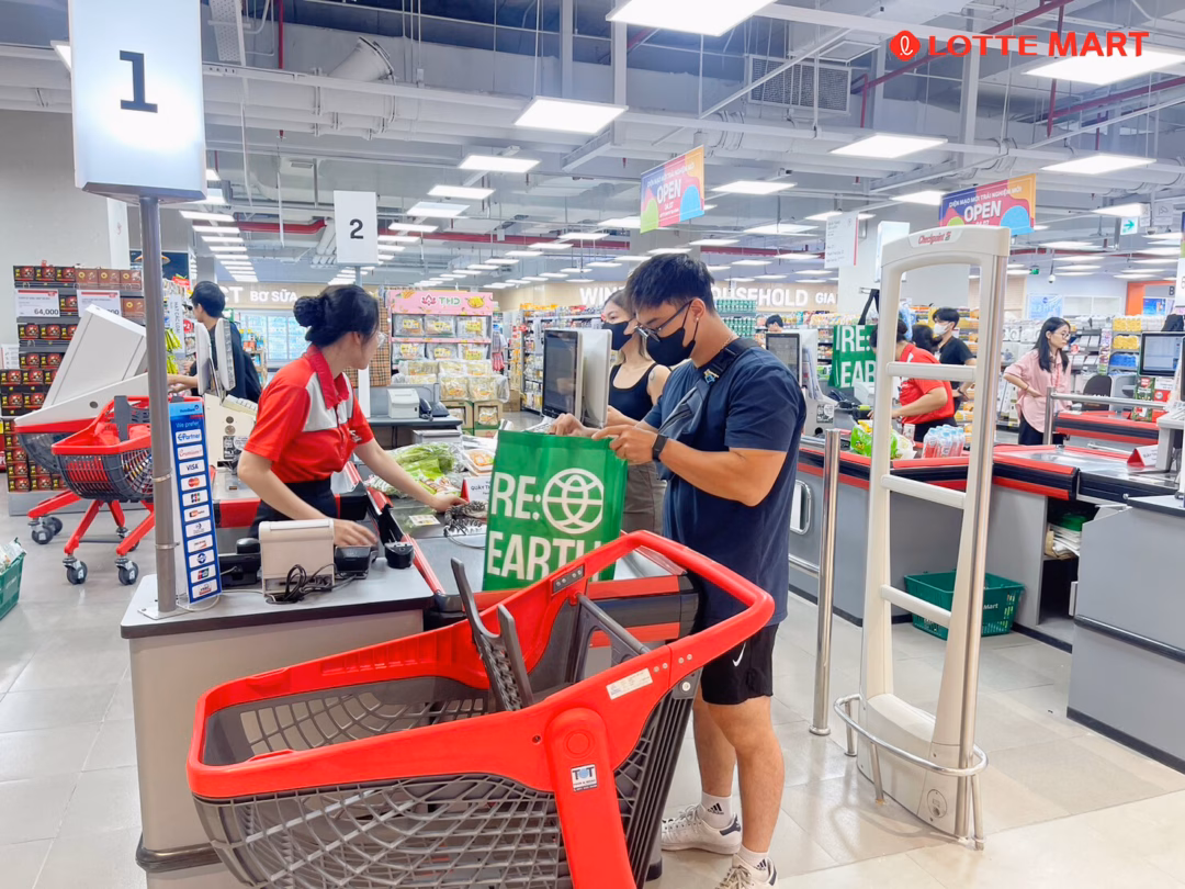 Siêu thị lớn ở Việt Nam “nói không” với túi nilon như thế nào?