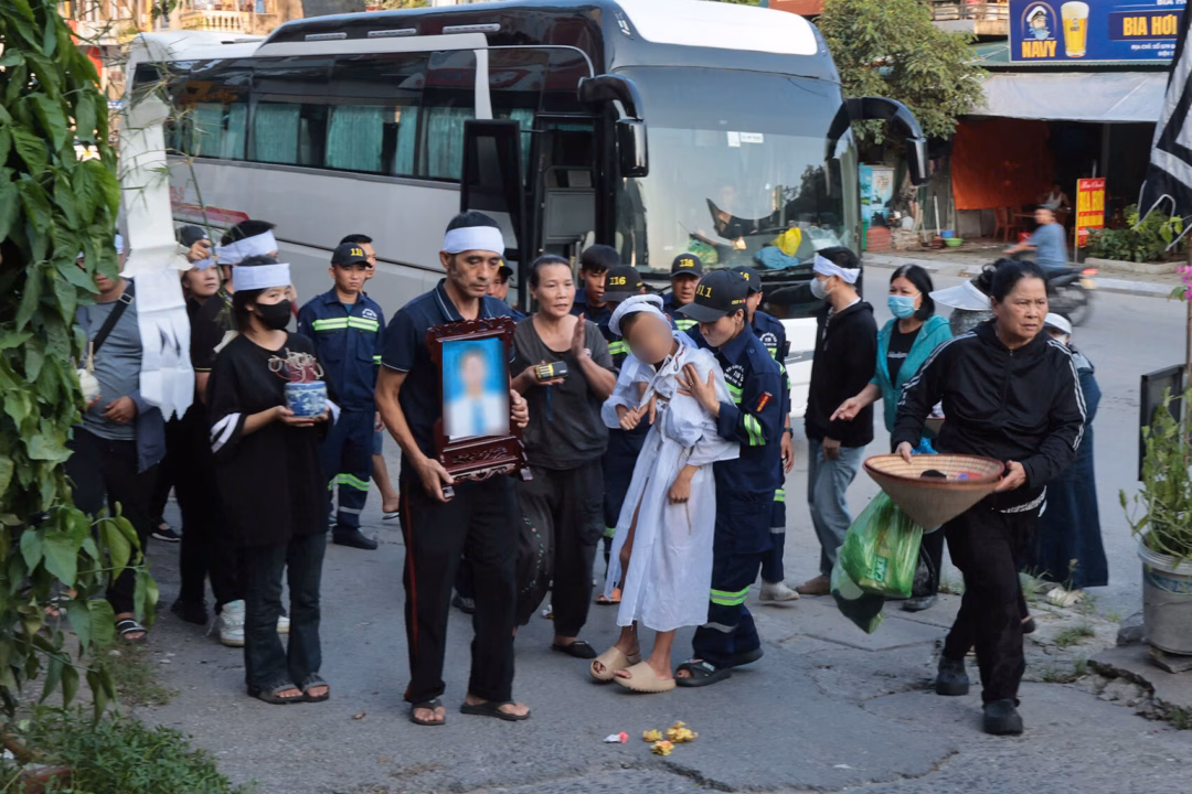 Tang gia đau xót tiễn đưa thanh niên chết đuối ở Hòn Gai về cố hương Anh H. ra đi bỏ lại con thơ và bố mẹ.