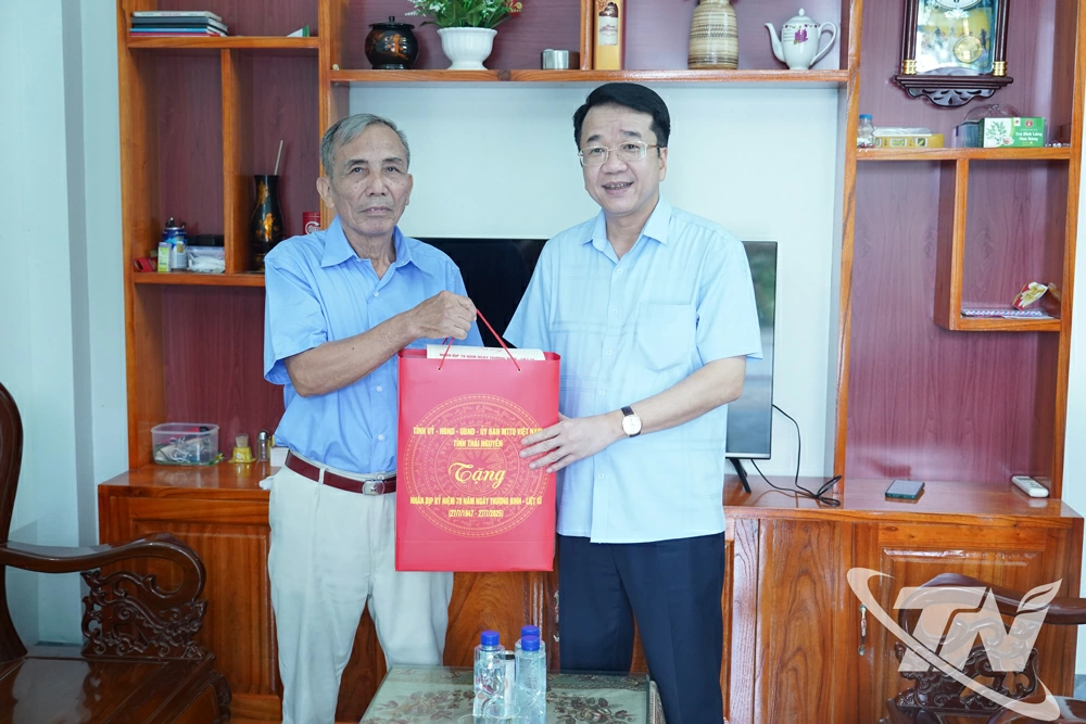 Thái Nguyên tri ân người có công trong kỷ niệm 78 năm Ngày Thương binh – Liệt sĩ Đồng chí Phó Chủ tịch Thường trực UBND tỉnh Nguyễn Thanh Bình tặng quà gia đình ông Phạm Hồng Quân.