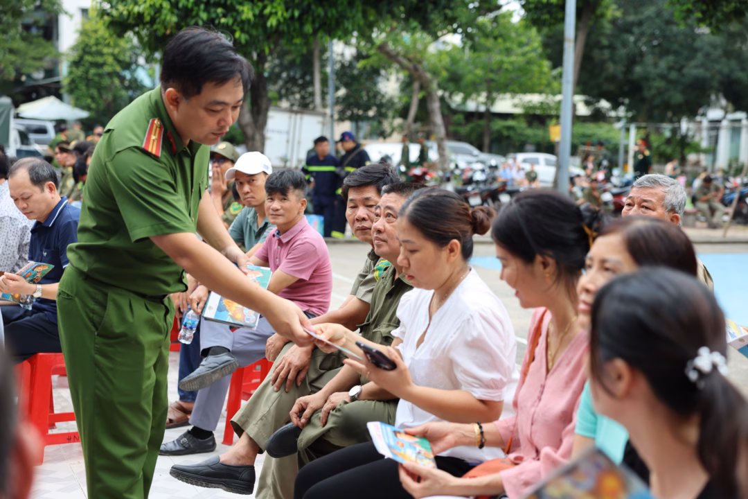 TP HCM: Nâng cao kiến thức phòng cháy cho người dân trong ‘pháo đài’ chống giặc lửa Cán bộ Cảnh sát PCCC&CNCH phát cẩm nang chữa cháy và kỹ năng thoát hiểm cho người dân