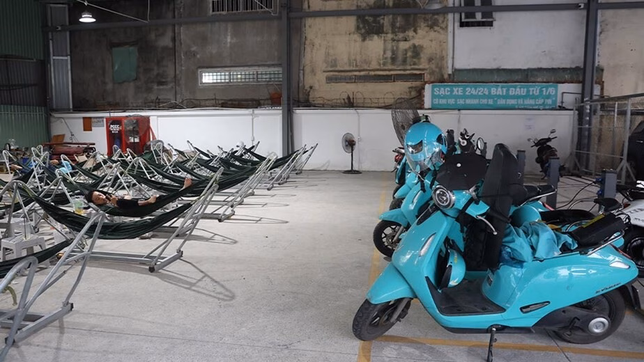 TPHCM xuất hiện quán cà phê 2 trong 1: Sạc xe điện, vừa uống cà phê